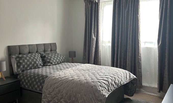 Finchley Church End Casa | A calm retreat where you can unwind, in a lovely location.