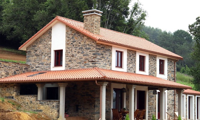 Cerdeira Casa | A Calzada. Casa de piedra con vistas al valle. ¡Ideal para descansar!