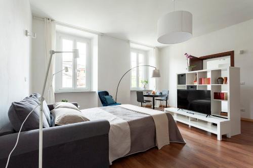Intra Apartamento | A central quiet sunny studio in Verbania
