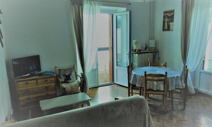 Bagneres-de-Luchon Apartamento | Un espíritu de chalet en el corazón de la ciudad.