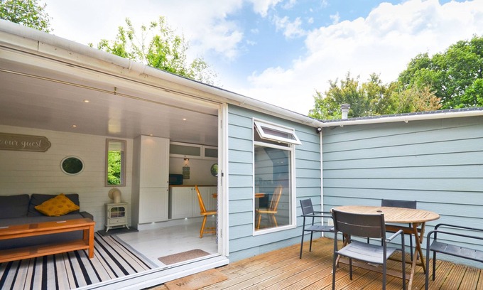 Whippingham Cabaña | A chalet that sleeps 4 guests in 2 bedrooms