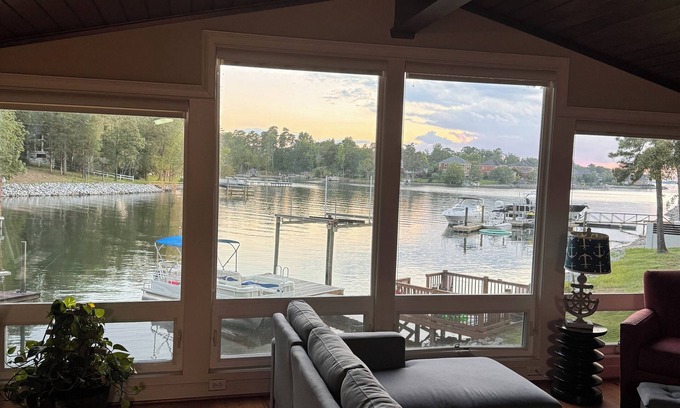 Columbia Casa | Charming 2-bedroom house located on Lake Murray South Carolina.