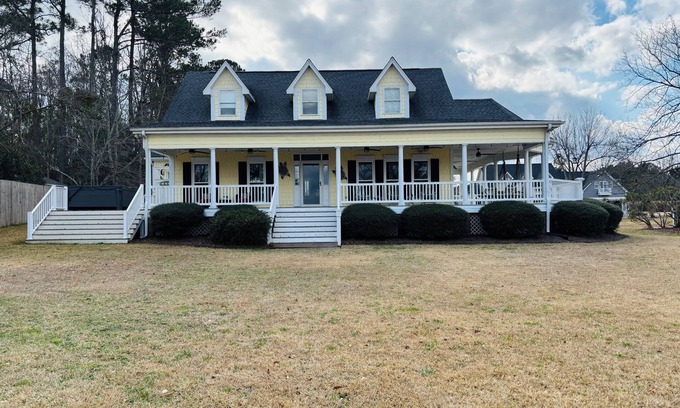 Wilmington Casa | Charming 3-bedroom/3.5 bath house in Wilmington with in-ground pool on the water