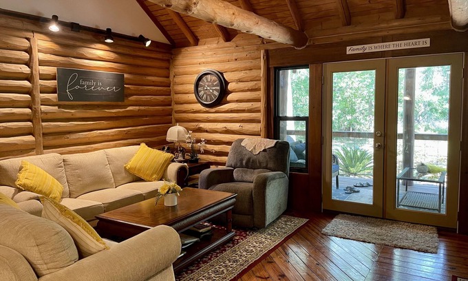 Trenton Cabina | A charming cabin tucked in the woods
