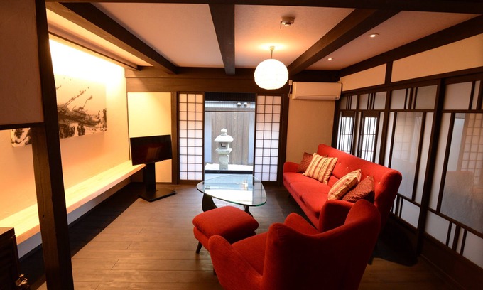 Okazaki Casa | 【Kioto · Higashiyama】 Una de las cinco casas modernas de madera modernas completamente renovadas que rodean un pequeño jardín, Ueda · Mon