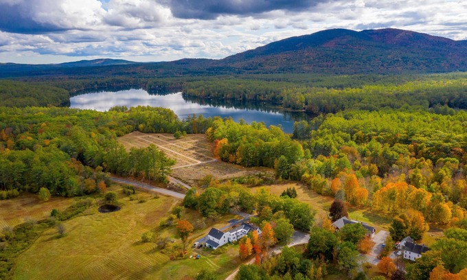 Freedom Casa | A Charming Family-Friendly Historic House, Lake Access & a Peaceful Meadow View