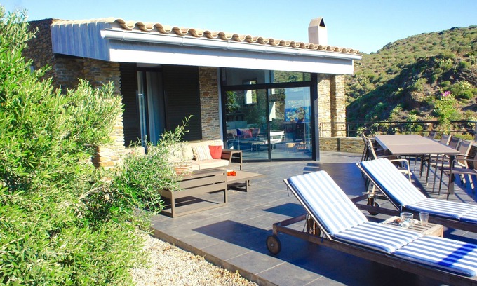 Cadaqués Casa | Una encantadora casa familiar con piscina privada en Cadaqués con vistas al mar.
