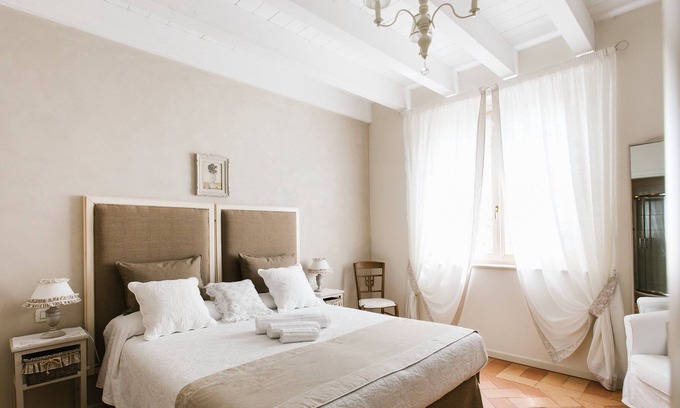 Lonato del Garda Cama Y Desayuno | Una encantadora casa con spa cerca de Gardalake, Desenzano, Gardaland, Caneva Park