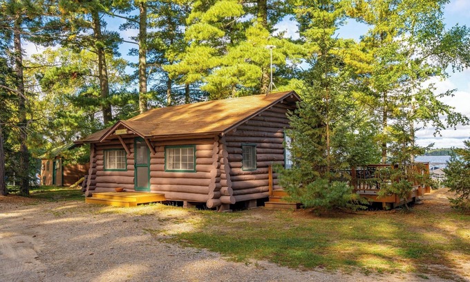 Orr Cabina | A Charming Lakefront Retreat with Resort Comfort