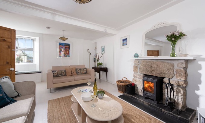 Marazion Cabaña | A charming pet-friendly coastal cottage in Marazion jus a few metres from the sea with parking