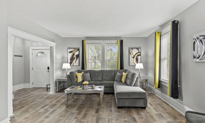 St. Louis Casa | A Chateau Experience! Easy Access, Relaxed Vibes near Airport, Hospitals & HWYs
