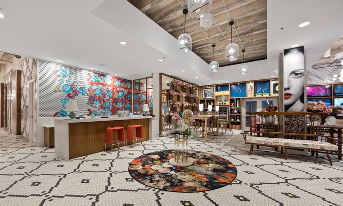 Crossroads Arts District Condominio | A Chic Oasis Surrounded by Excellent Amenities and Bustling Nightlife 305