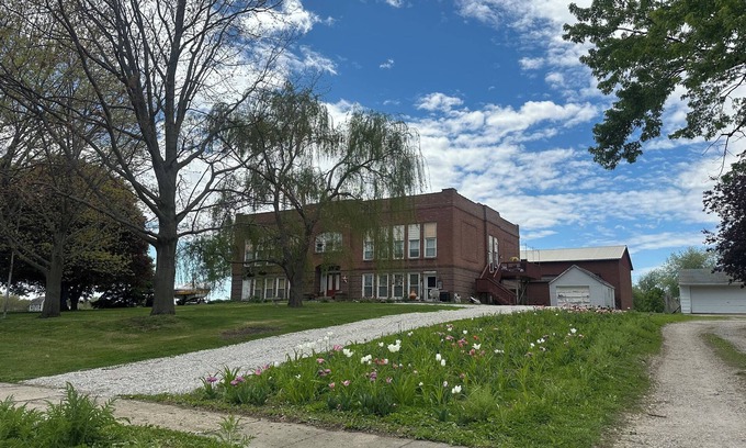 Oskaloosa Apartamento | A Class-y & spacious 1500 square foot retreat in a century old brick schoolhouse