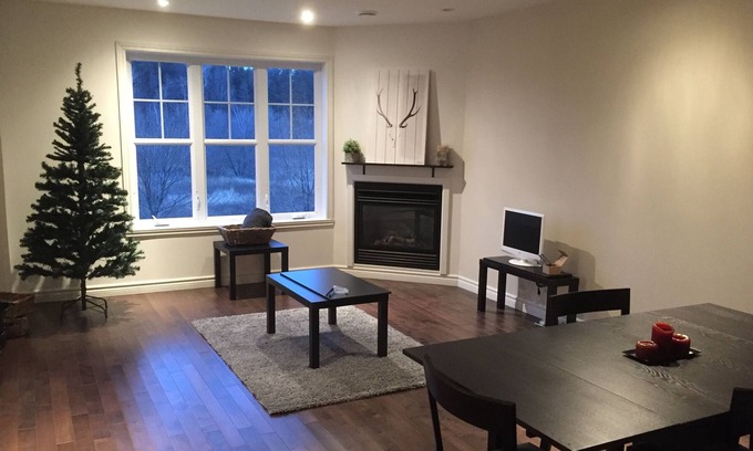 Bromont Apartamento | Un condominio elegante y confortable en el antiguo pueblo, con vistas increíbles.