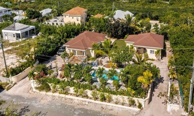 Leeward Settlement Villa | Una Villa Limpia y Acogedora para Familias a Pasos de la Playa