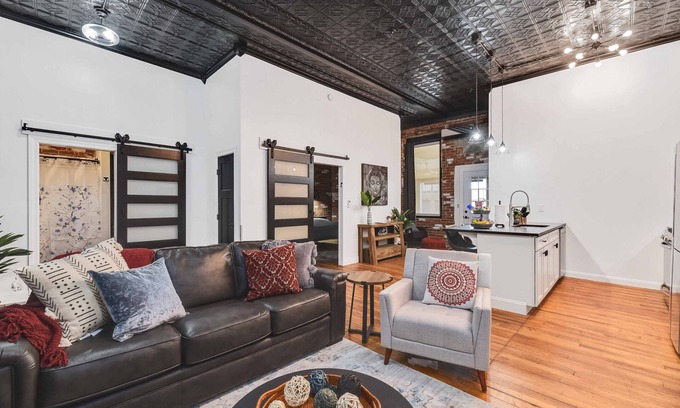 Kamm's Corners Apartamento | A Cleveland Modern and Historic Apartment Unit 105