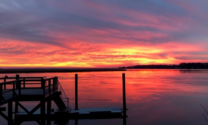 Midway Casa | Frente al mar directo con muelle! Sunset Cottage en Colonels Island, cerca de Savannah