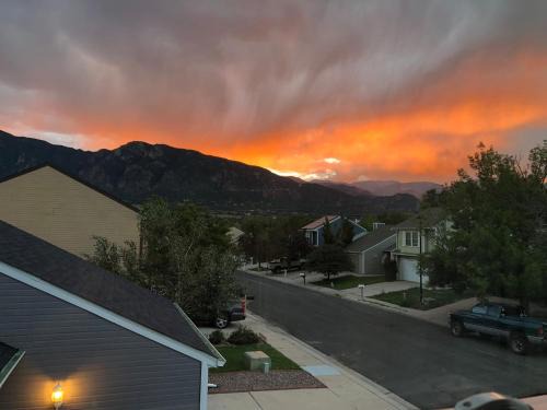 Southwest Colorado Springs Casa | A Colorado Room With a View - King