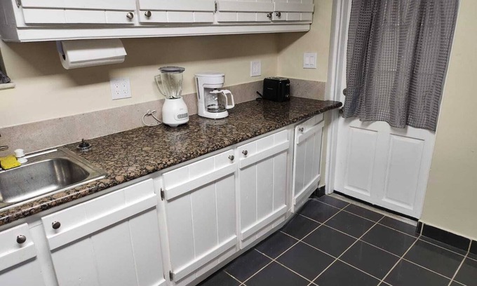 West Hollywood Casa | A comfy getaway home near the beach and too many amenities