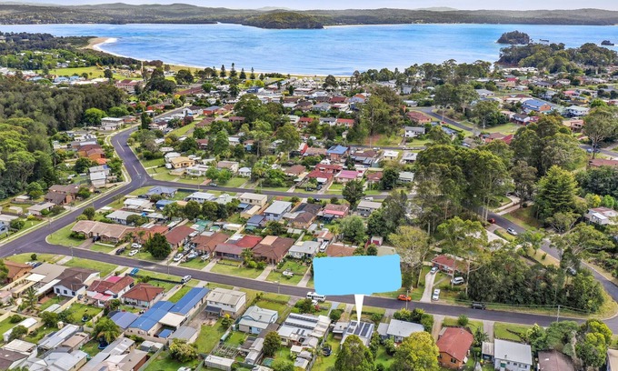 Batehaven Casa | A comfy place and only 600 metres to the beach. Dog friendly
