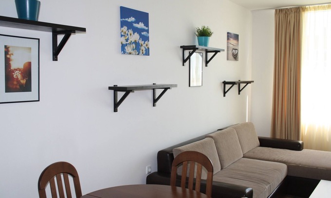 Chernomorets Apartamento | Un acogedor apartamento en un complejo tranquilo.