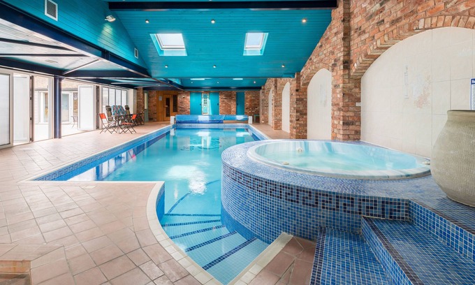 Deerhurst Cabina | A Cosy, Rustic, Romantic Retreat with a Swimming Pool, Jacuzzi and Sauna!