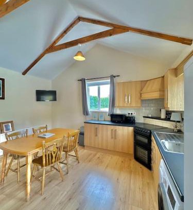 Malin Apartamento | A Cosy & Spacious Retreat with High Ceilings- Glen Cottage