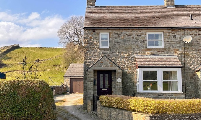 Reeth Cabaña | A cosy stone cottage with stunning views, village charm, and adventure at your doorstep