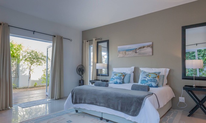 Kommetjie Cabaña | Una casa a sólo 2 minutos a pie de la playa. Una piscina para añadir a su dicha verano