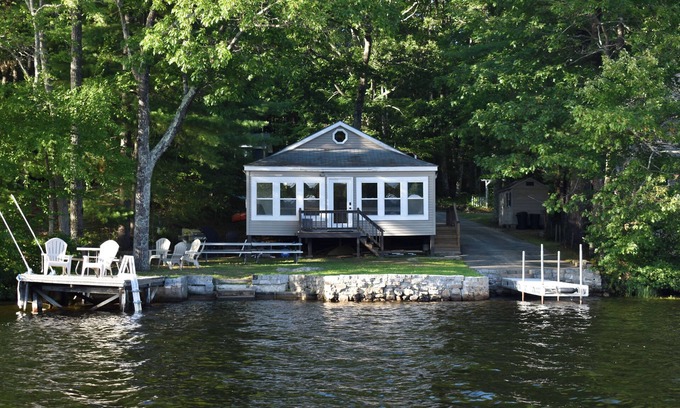 Lyman Cabina | A cozy 2-bedroom lakefront cabin nestled in Maine, feat. kayaks and private dock