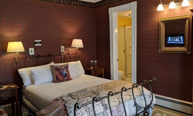 Shelburne Cama Y Desayuno | A cozy 2nd Floor Queen Room 143 sqft Bed & Breakfast in Downtown Shelburne! TRA
