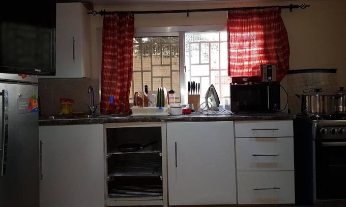 Bouvet Island Apartamento | A cozy apartment in a quiet location . 5 minute drive to Lumley Beach.