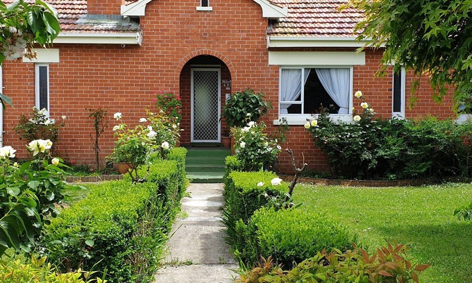 Te Awamutu Casa | A cozy art deco farmhouse within walking distances to all amenities in town.