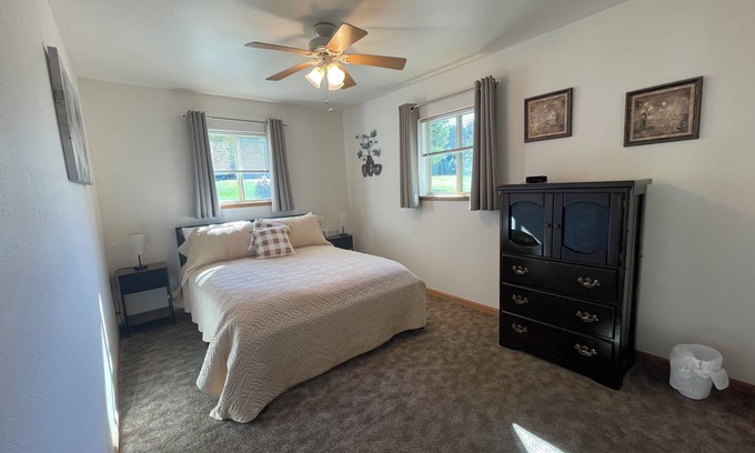 Stratford Cabina | A Cozy Cabin with Pond Views and Outdoor Fire Pit Near Eau Pleine Reservoir