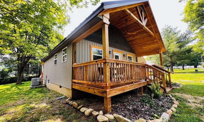 Andrews Casa | A Cozy Creekside Hot Tub Retreat
