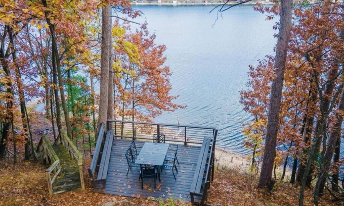 Waushara County Casa | A cozy escape at Fish Lake Hideaway- Lake house with beautiful views!