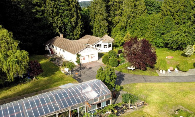 Regional District of Nanaimo Casa | A cozy forest retreat near the lake, perfect for families or groups.