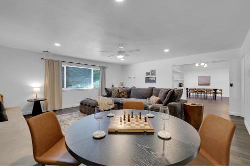 Yuba City Casa | A Cozy Home | Games | Dogs OK