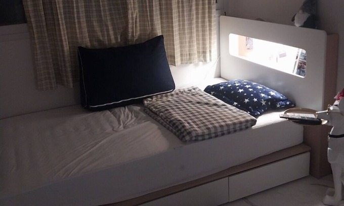 Bupyeong-dong Casa | A cozy place with a double bed with 65 inches TV. Free Netflix and Youtube