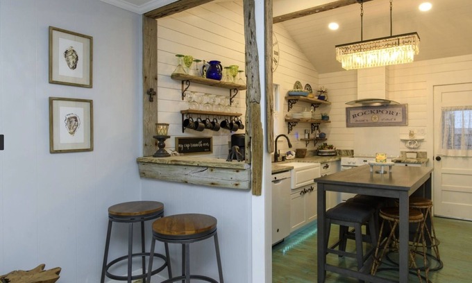 Rockport Cabaña | A cozy retreat blocks from Rockport beach fishing shopping art district & dining