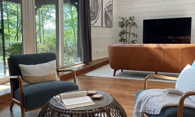 Gainesville Cabina | A-Cozy Retreat: Lake House. Jacuzzi.