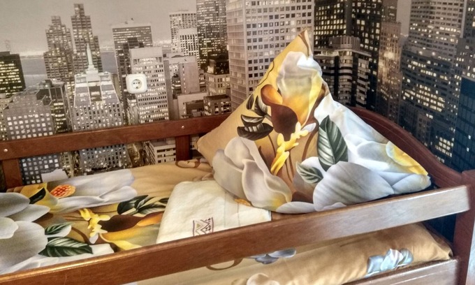 Nyasvizh Casa | Una acogedora habitación con lugares para dormir en una casa de huéspedes familiar.