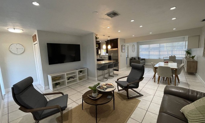 Pembroke Pines Casa | A Cozy Spring Escape!