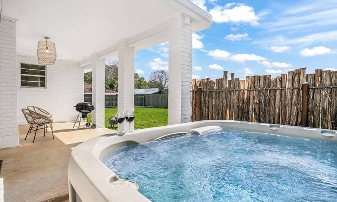 Fredericksburg Casa | A Crystal Place Hot Tub 1 Blk off Main St!