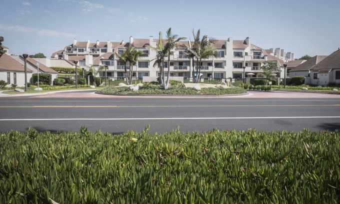 Port Hueneme Condominio | A delightful 2 bedroom, 2 bath Condo nestled along the beautiful shores of Port Hueneme, California
