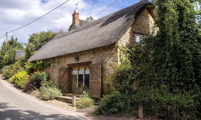 Chipping Norton Cabaña | A delightful dog friendly thatched holiday cottage - The Barn by the Ford