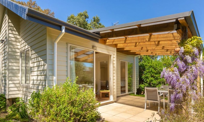 Mapua Cabaña | A delightful studio in idyllic Mapua Village, perfect from which to explore the Tasman region