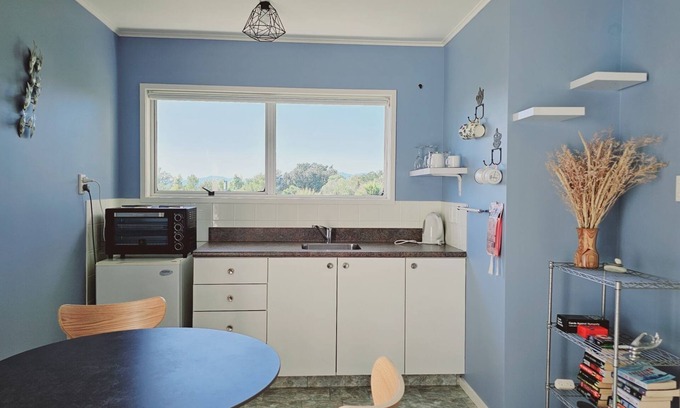 Tasman Casa | A delightful studio nestled in the very popular area of Kina Beach, and a few steps from the beach