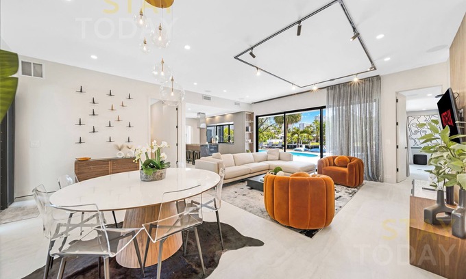 Hallandale Beach Villa | ★★★★★ A Designers 5 Bedroom Home - Heated Pool/BBQ/ Boat Dock 55ft