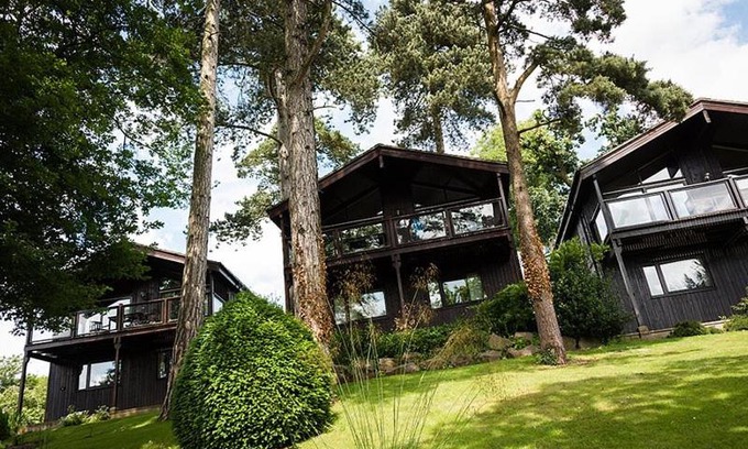 Barnsdale Casa | A detached timber lodge with Lake Views, Xmas Week.